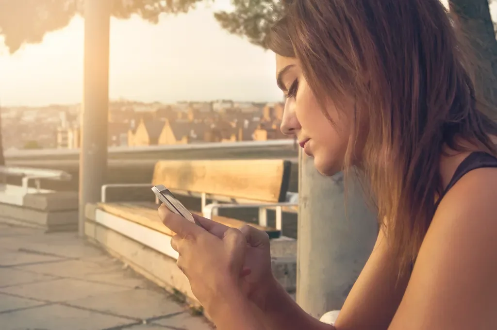 Jak wyglądał pierwszy sms i kto wymyślił taki sposób komunikacji?